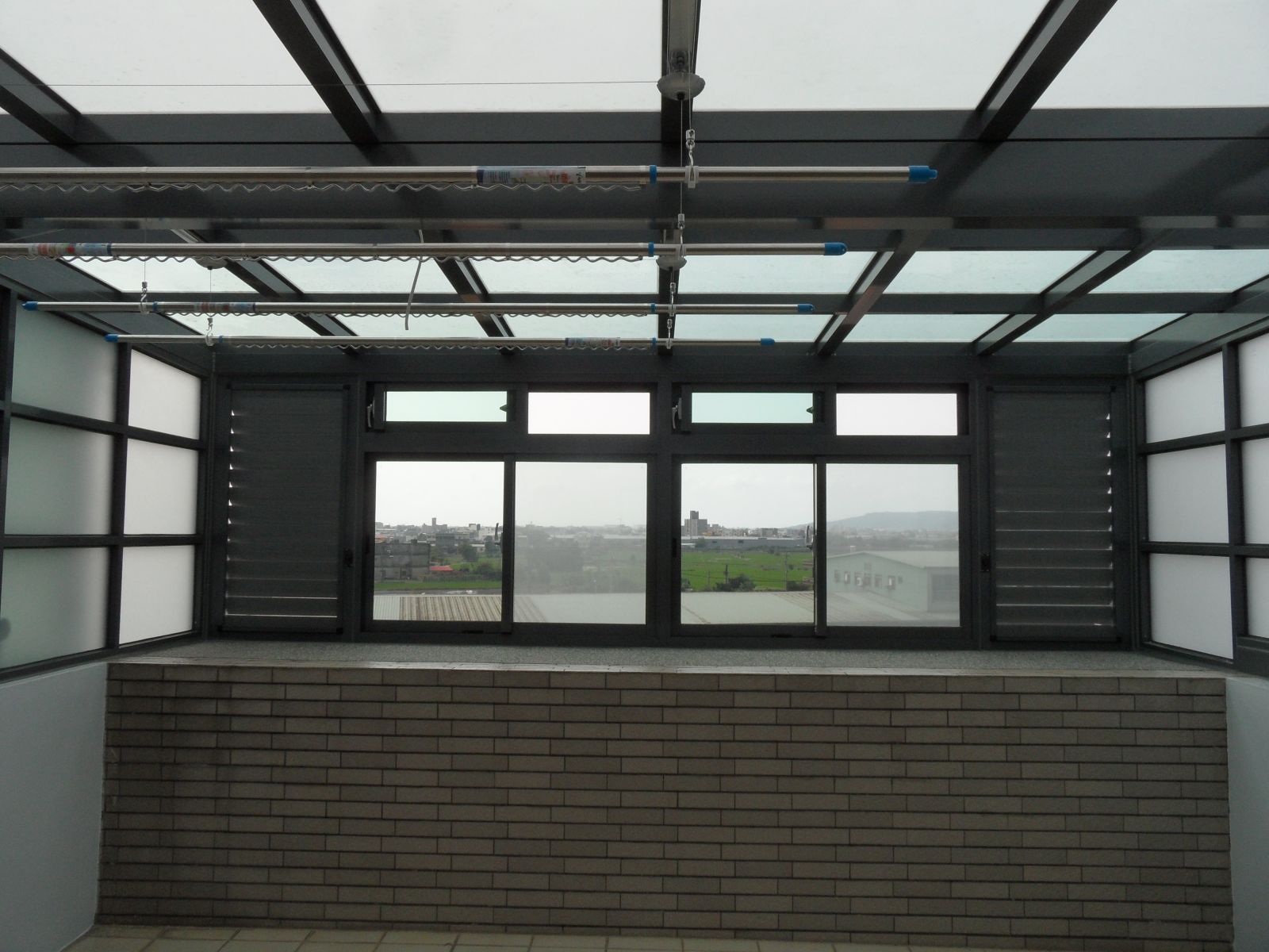 正面高級氣密窗(5mm綠色強化玻璃)搭配2組活動百葉窗(內附紗窗)