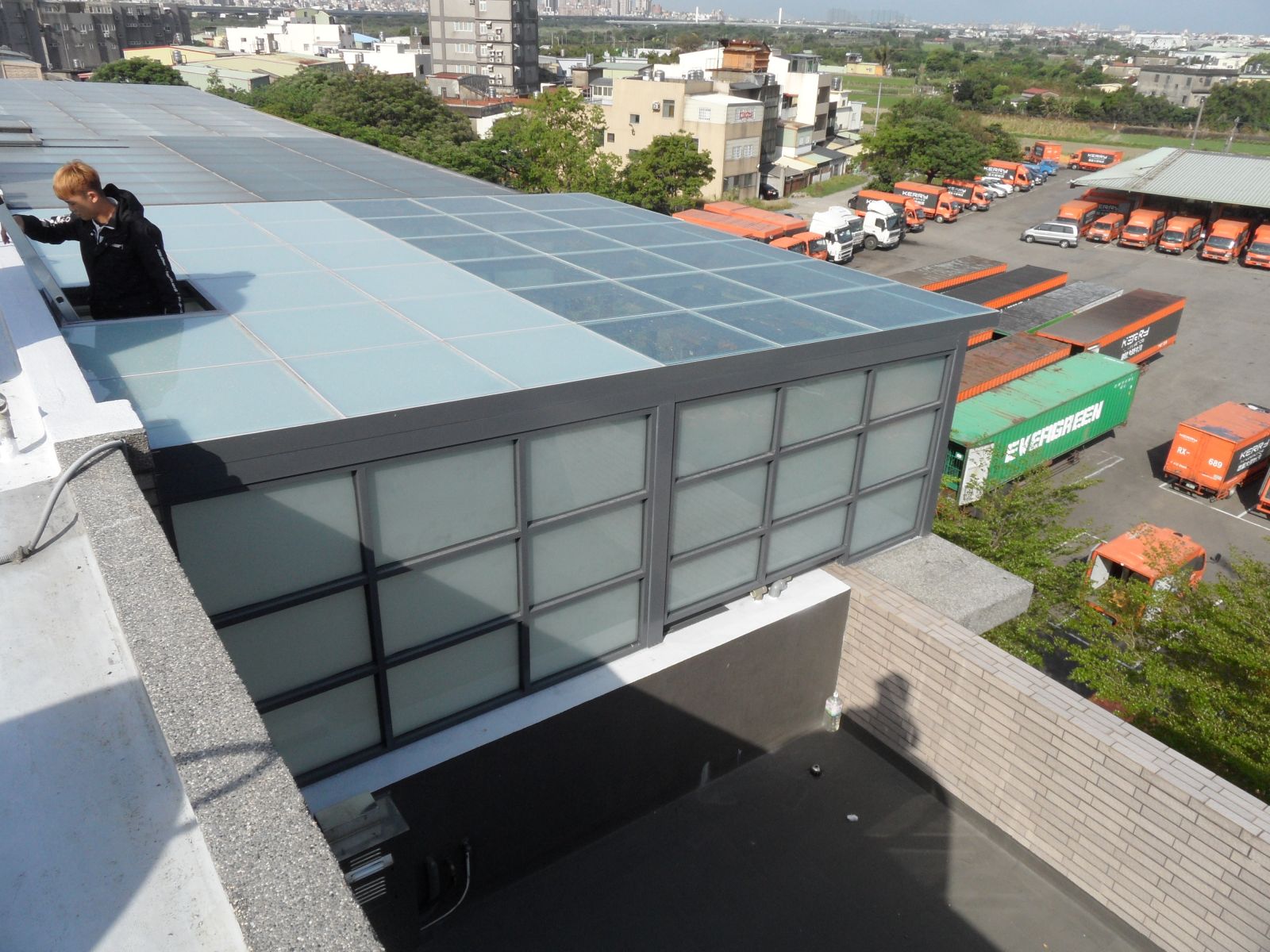 屋頂玻璃採用5+5膠合玻璃採用搭配性區域,1/2為遮陽性(電器區) , 1/2為透光