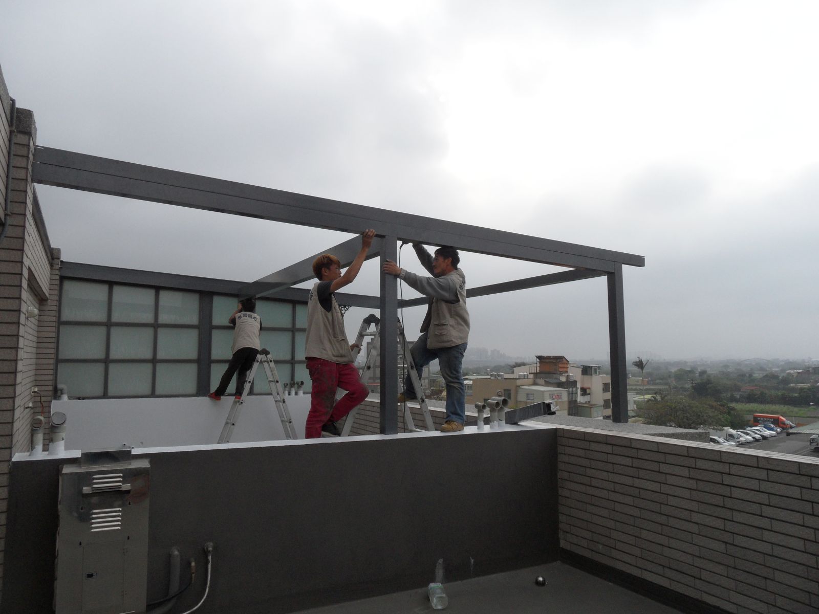 本工程為頂樓前陽台,材料顏色採用鐵灰色系列