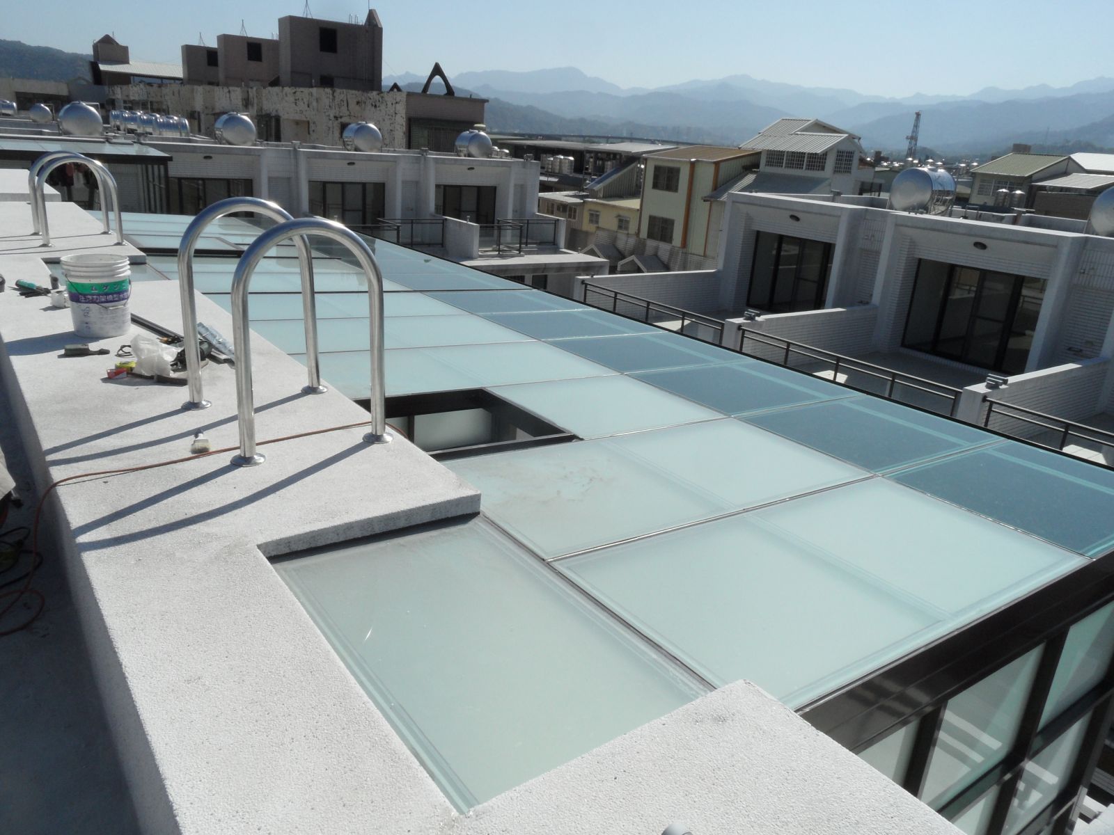 屋頂玻璃採用5+5交合白膜玻璃.搭配透光性