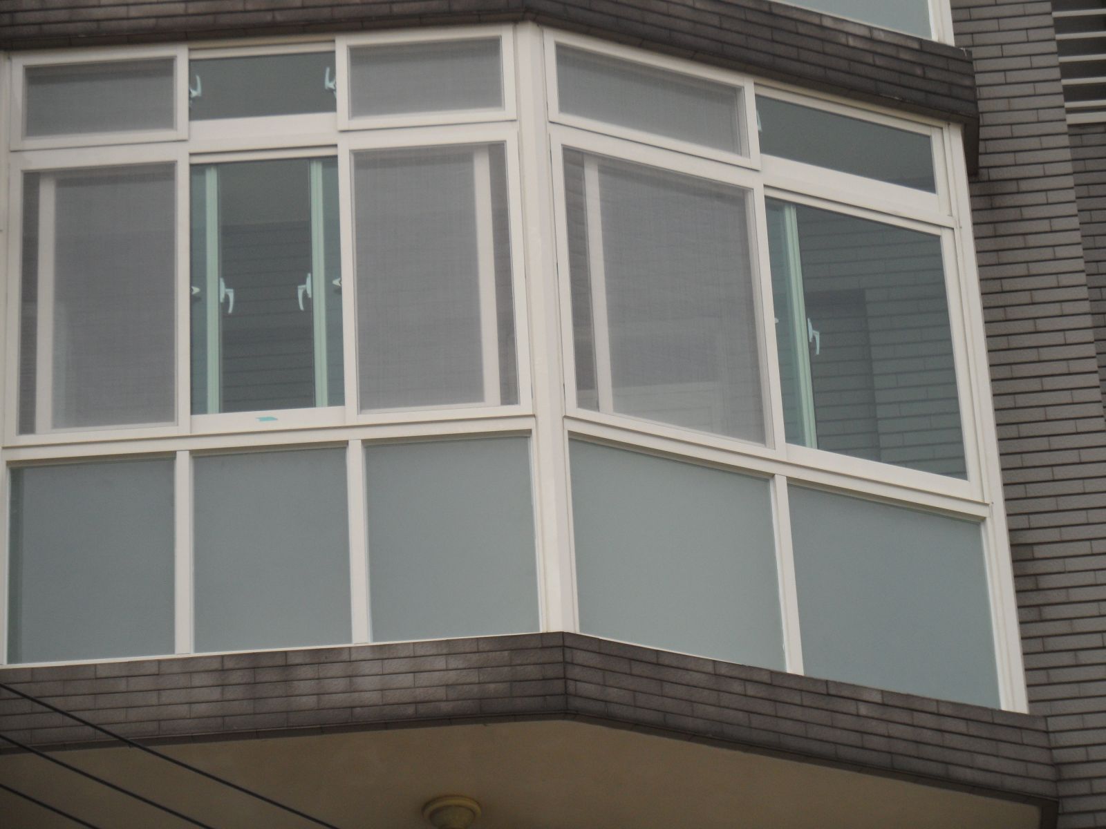 4樓陽台氣密窗8mm綠色強化,95公分為欄杆部份採用8mm噴砂強化