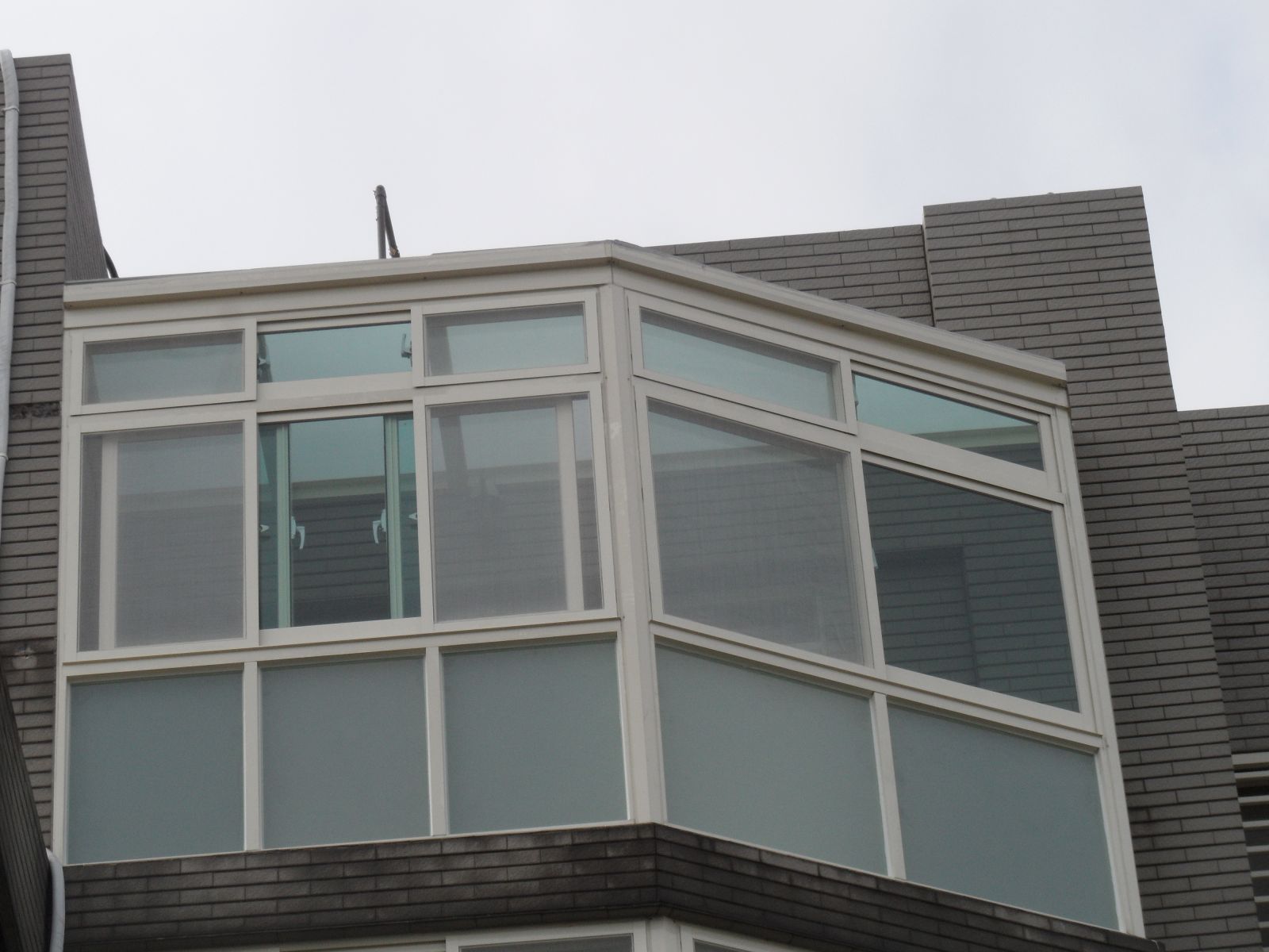 頂樓露臺玻璃屋,屋頂採用5+5膠合玻璃,氣密窗8mm綠色強化