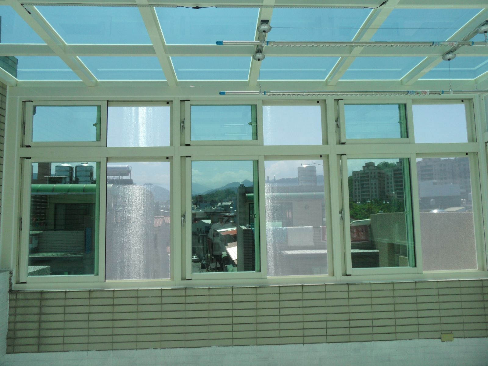正面採用3組高級氣密窗(5mm綠色強化玻璃)