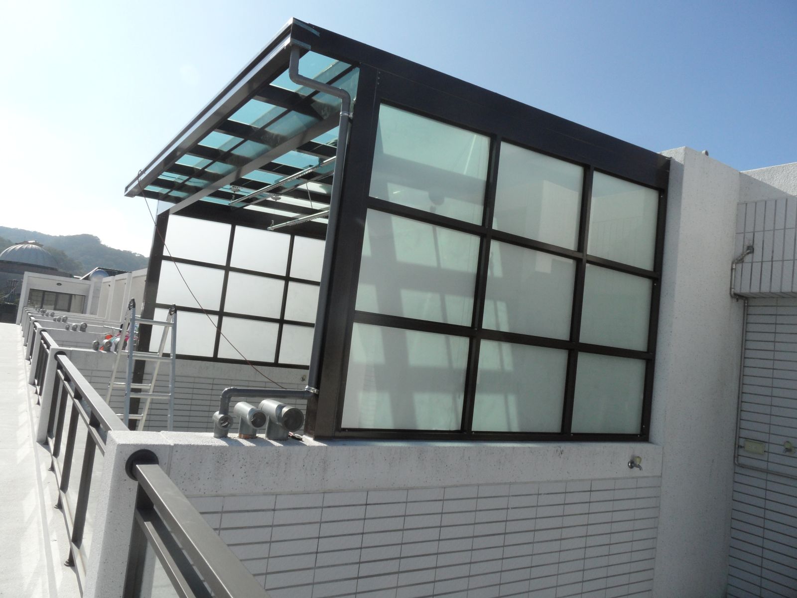 屋頂玻璃採用5+5膠合玻璃,遮陽性(電器區)搭配透光性(晾衣區)