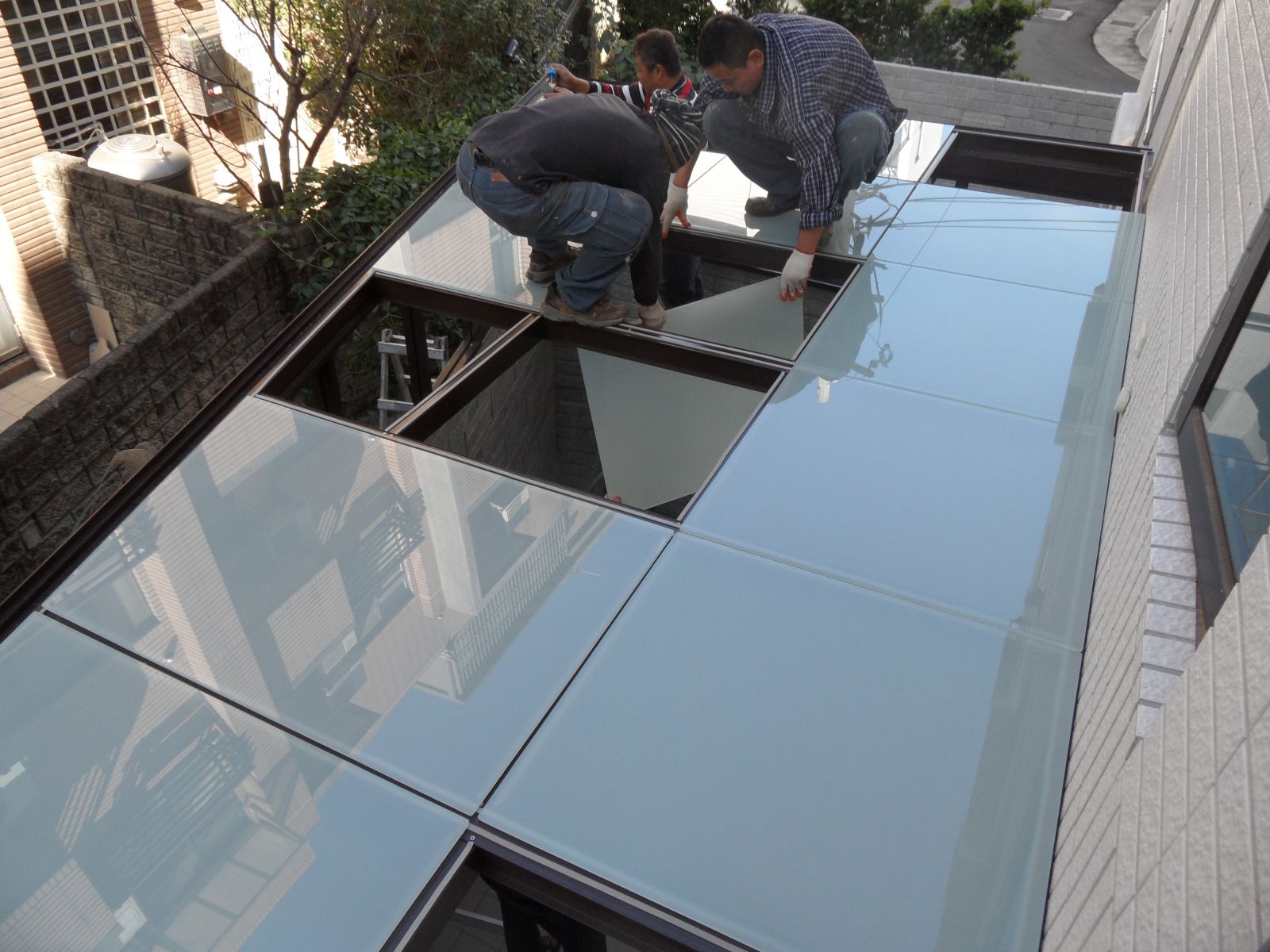 將單面膠防震條黏貼於材料上,屋頂玻璃採用5+5膠合白膜