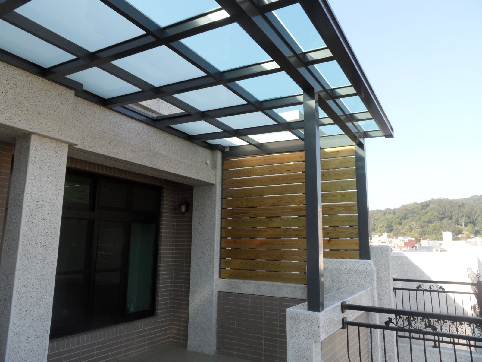屋頂玻璃採用5+5膠合玻璃,1/2為為遮陽性  1/2為透光性