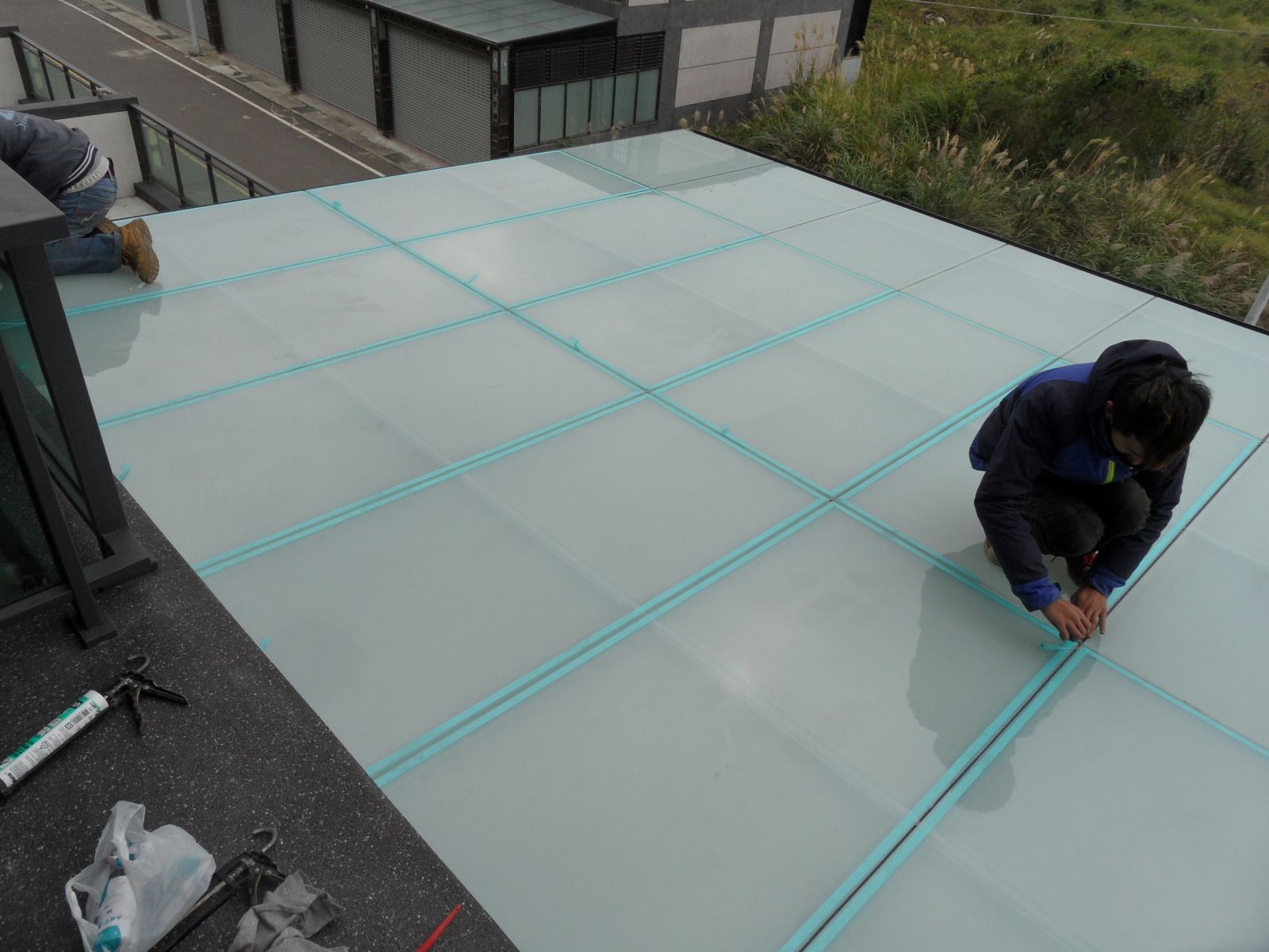 屋頂玻璃採用5+5膠合白膜玻璃
