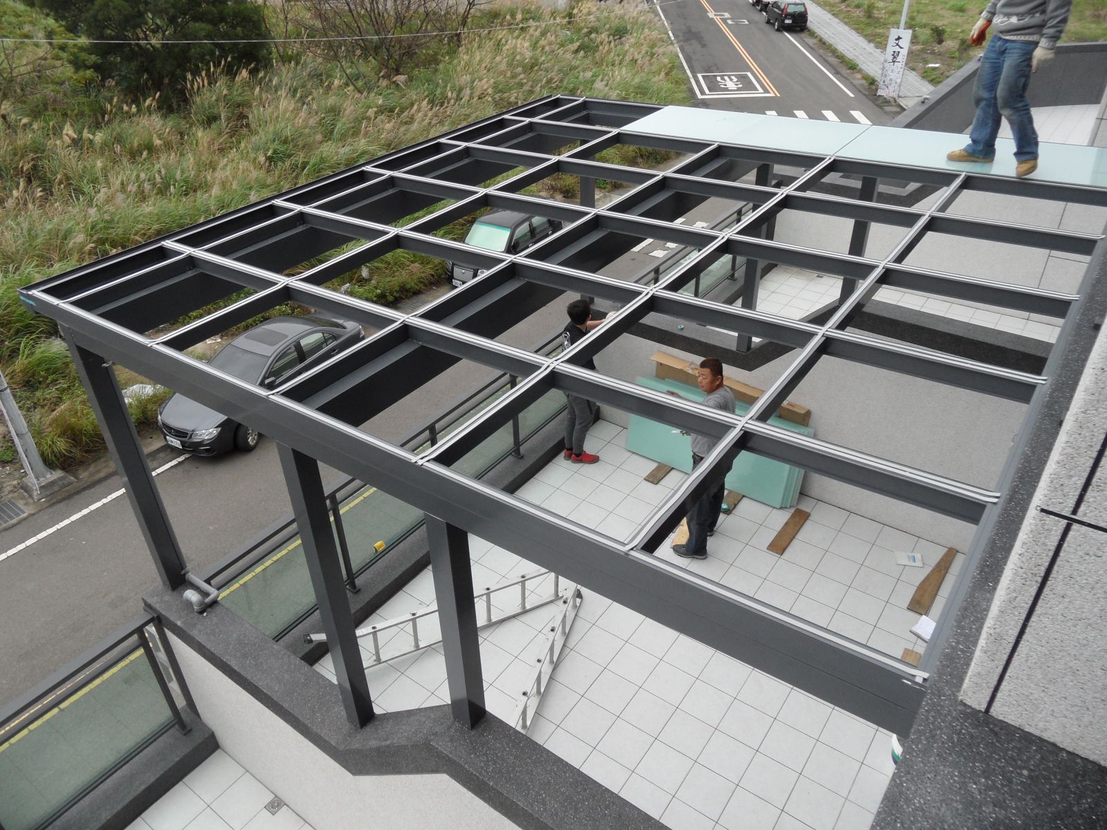 玻璃前置作業確實先將防震條單面膠,貼於屋頂材料上