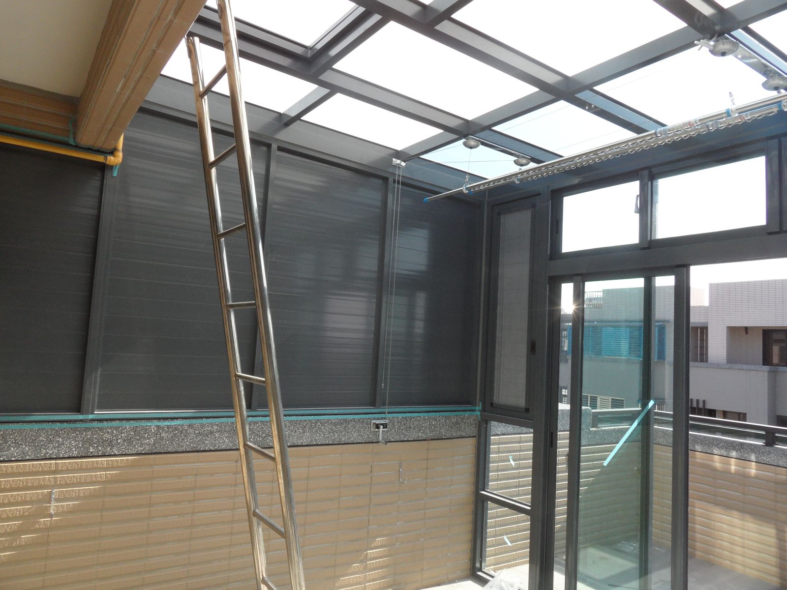 左右兩側為固定窗封雙面鋁板,正面落地窗(8mm綠色強化)左右搭配活動百葉窗