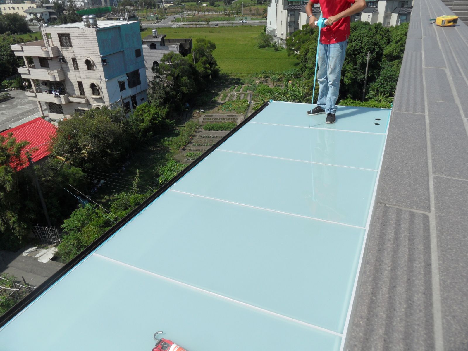 屋頂玻璃採用5+5膠合白膜玻璃