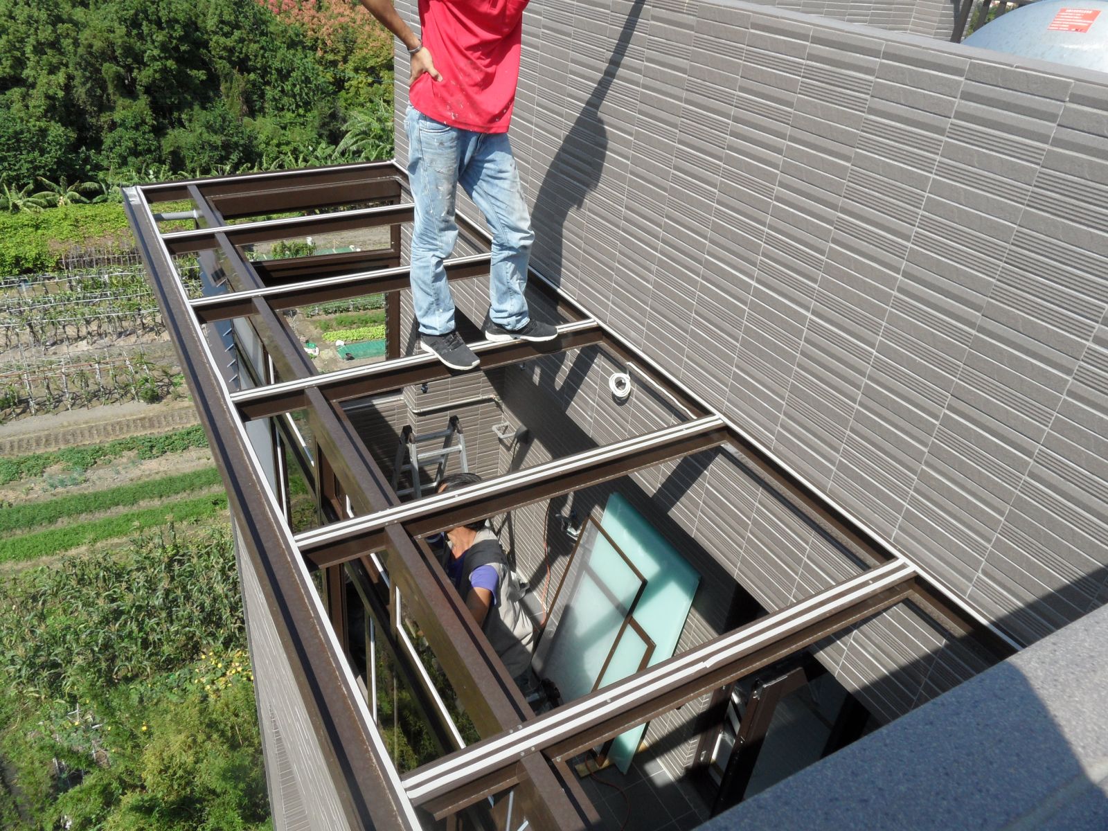 玻璃前置作業,確實將單面膠(防震條)貼於屋頂材料上