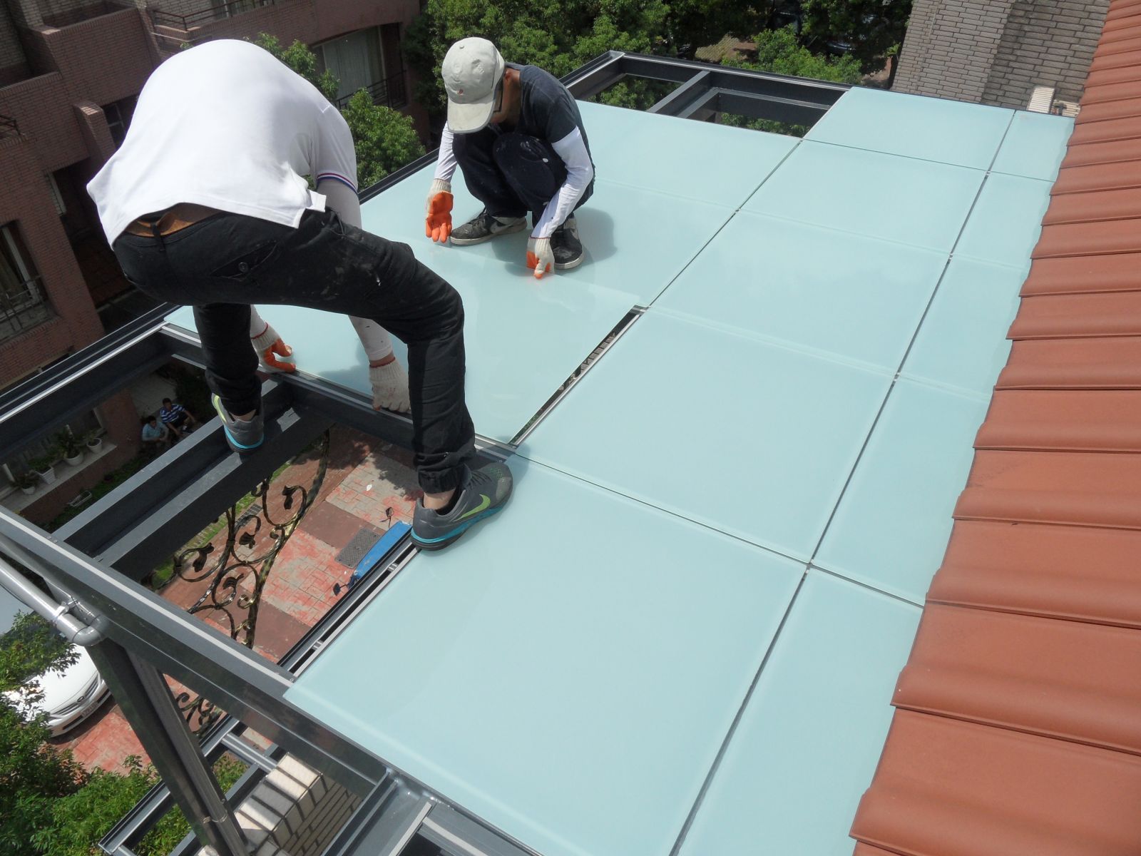 屋頂玻璃採用5+5膠合白膜,讓陽台充分發揮新機能