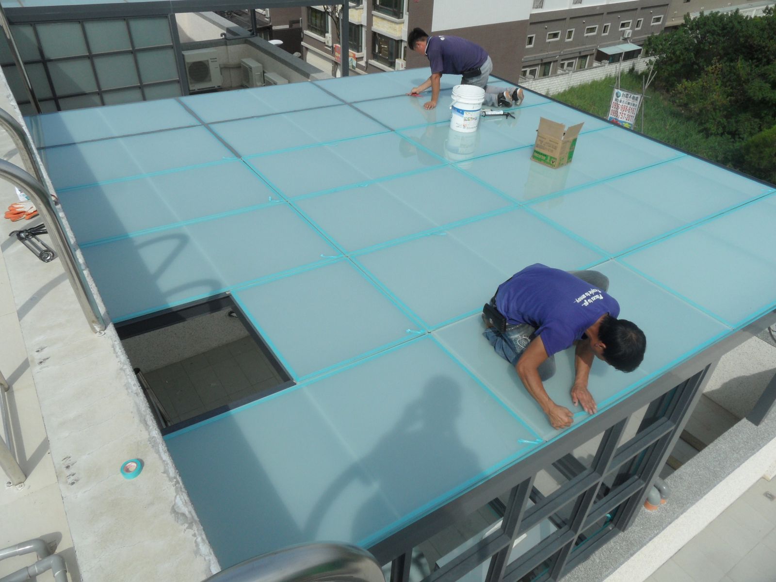屋頂採用5+5膠合白膜玻璃,(前置作業確實將單面膠防震條黏貼於材料上)