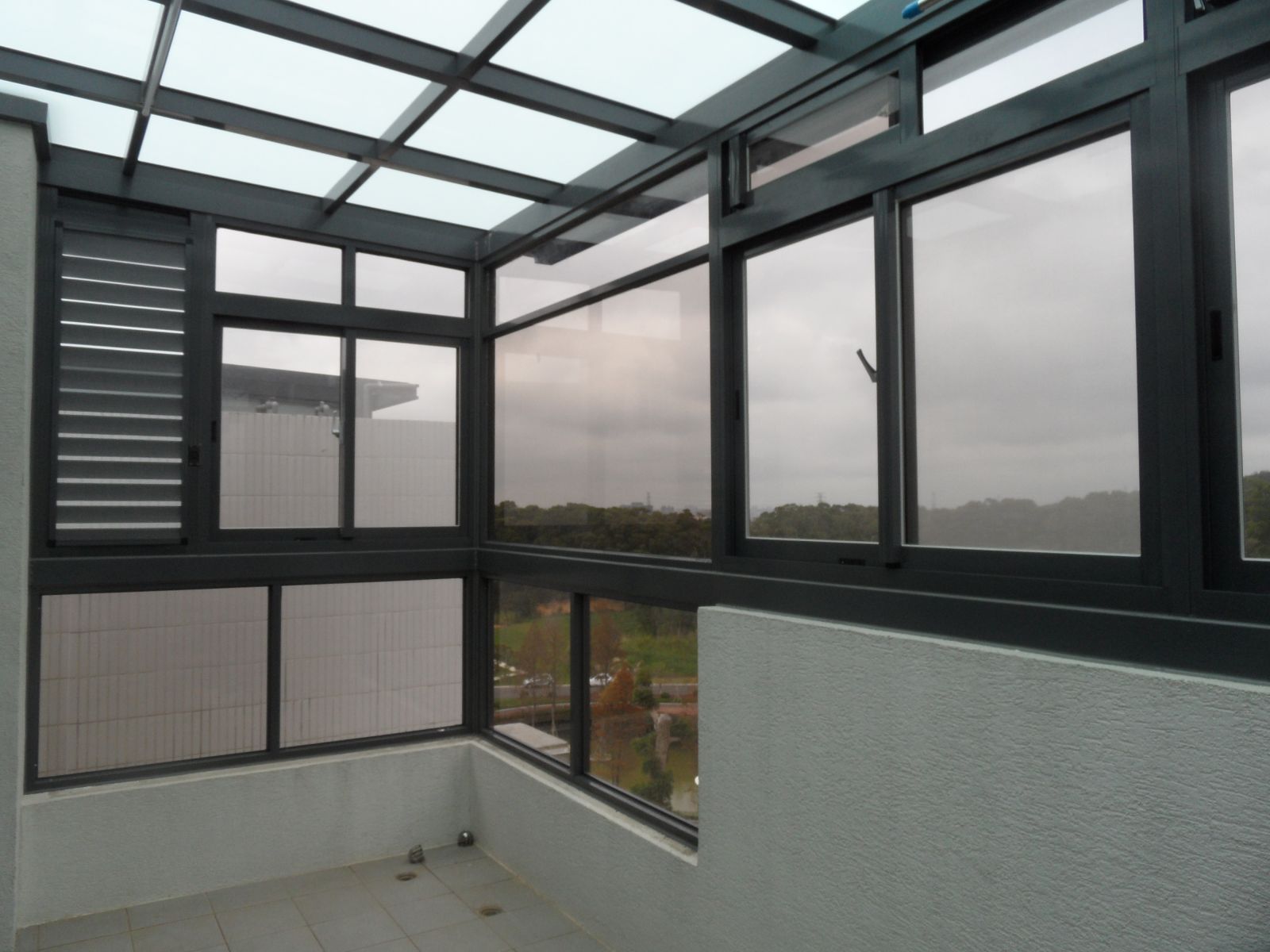 正面景觀窗(8mm茶色強化)搭配活動百葉屋頂採用5+5膠合白膜玻璃搭配採光晾衣區,