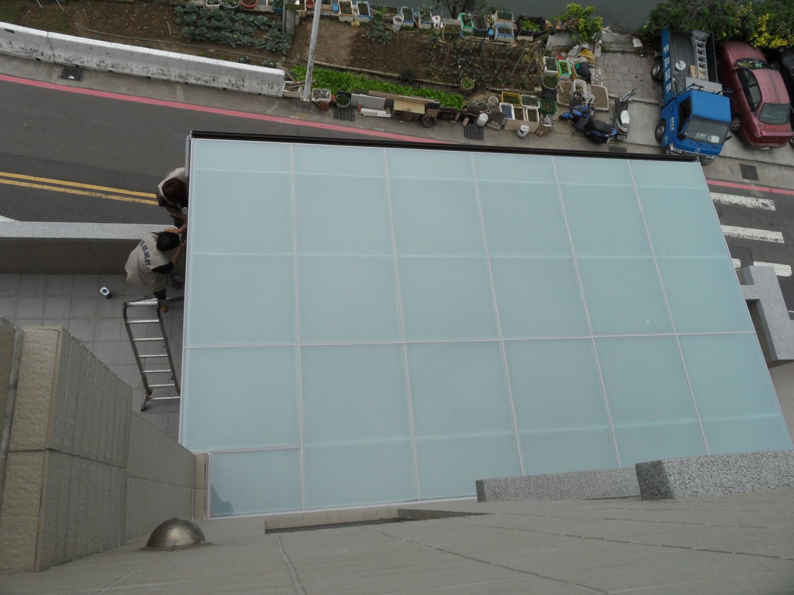 屋頂玻璃採用5+5白膜膠合玻璃