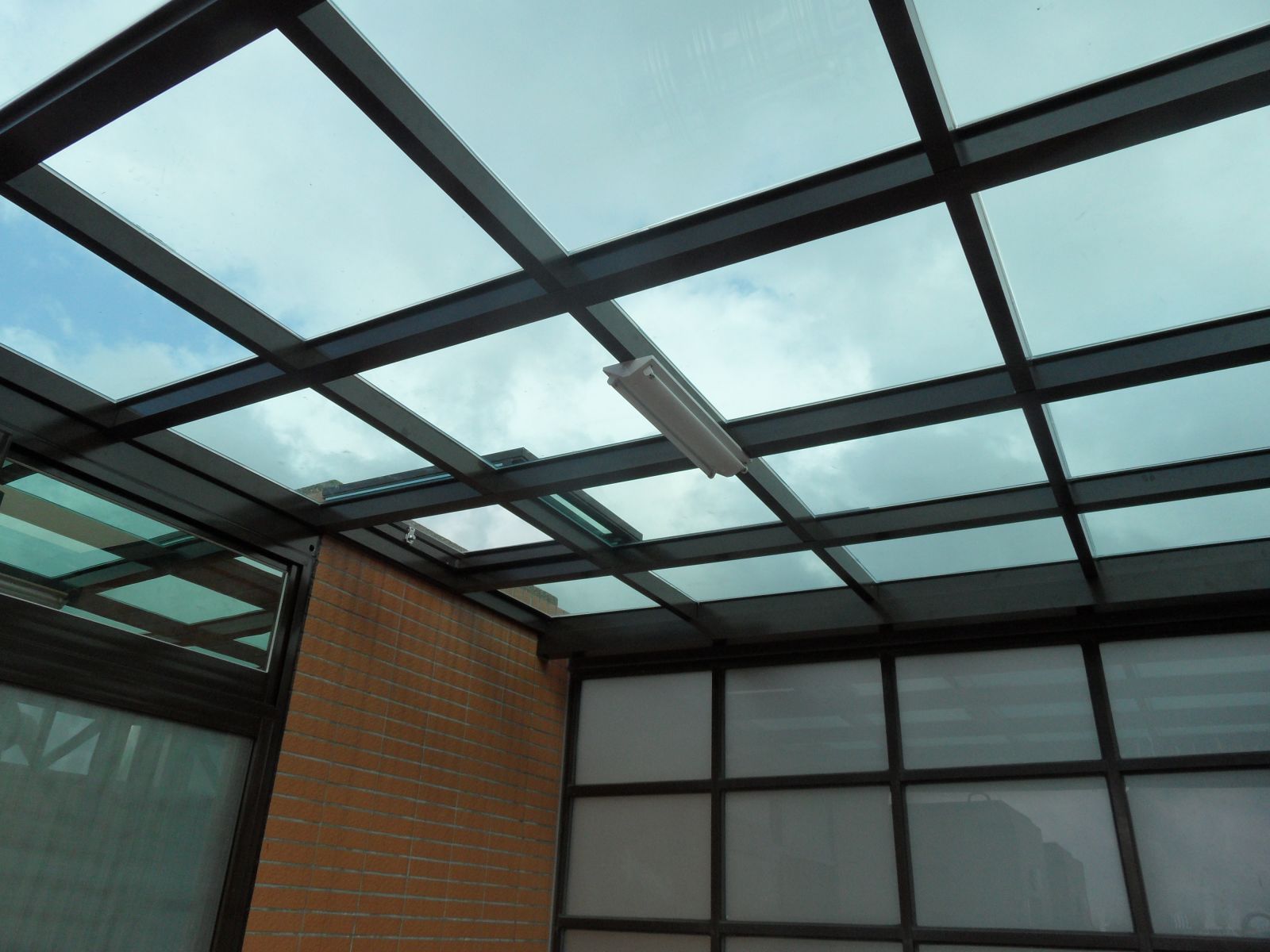 半開放式外區屋頂玻璃採用5+5綠色透明膠合,看得到的是品質.看不到的我們的堅持