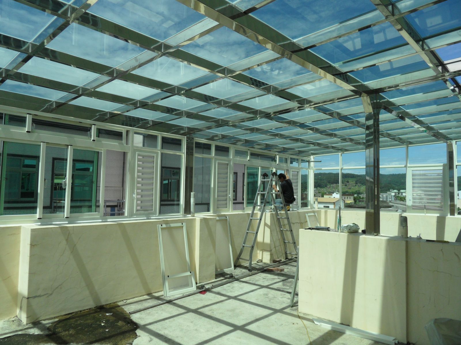 屋頂玻璃採用5+5綠色膠合玻璃,(還會搭配羅馬簾)