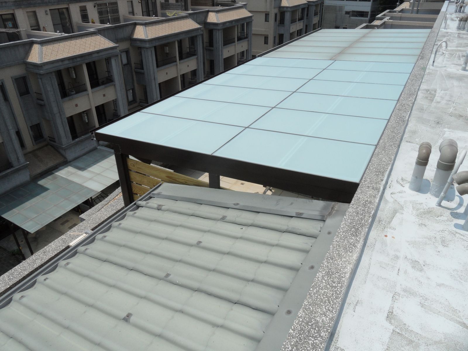 屋頂玻璃全採用5+5膠合白膜