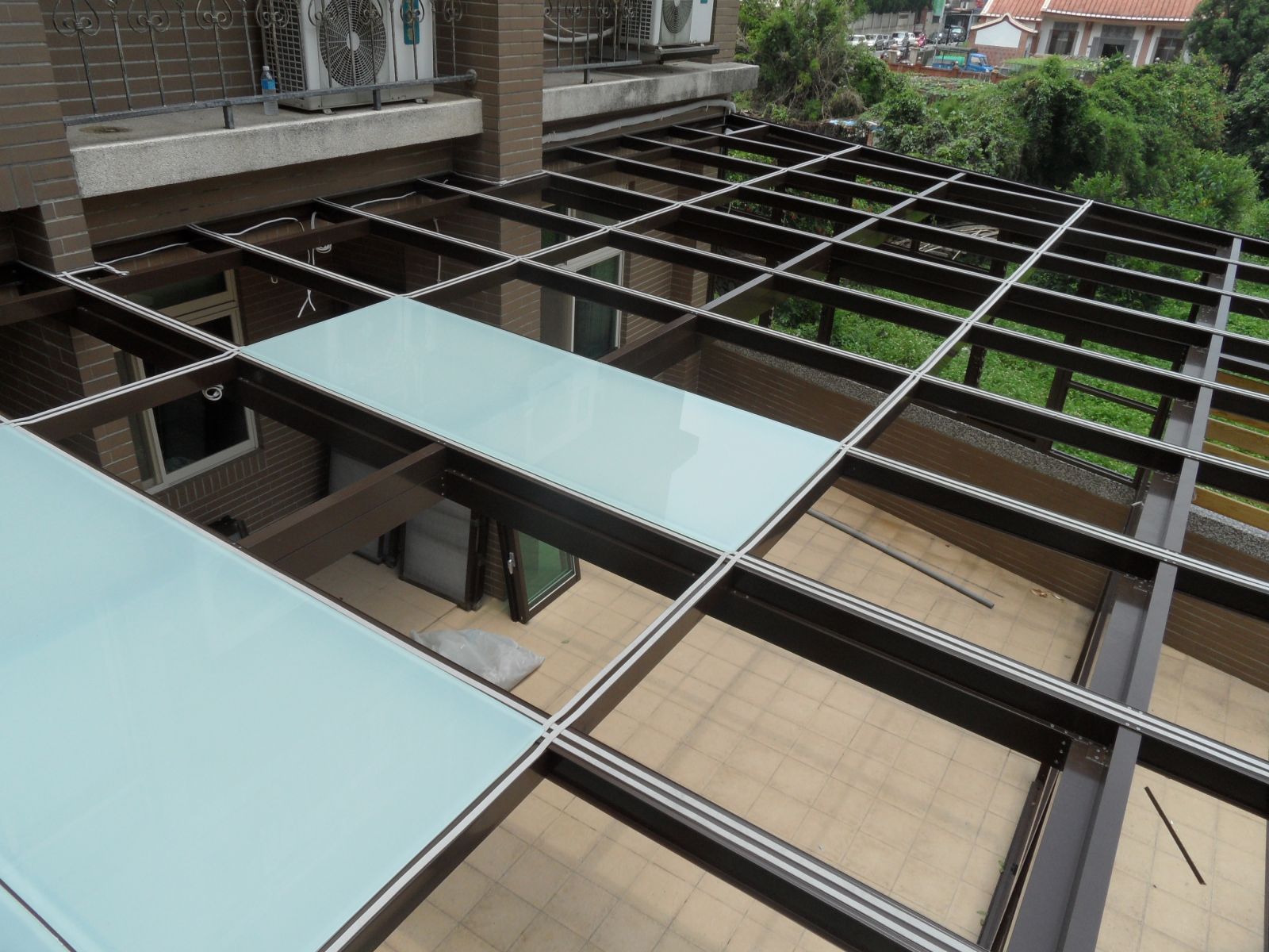 屋頂玻璃採用5+5白膜膠合玻璃,施工玻璃前確實將緩衝條單面膠貼於材料上