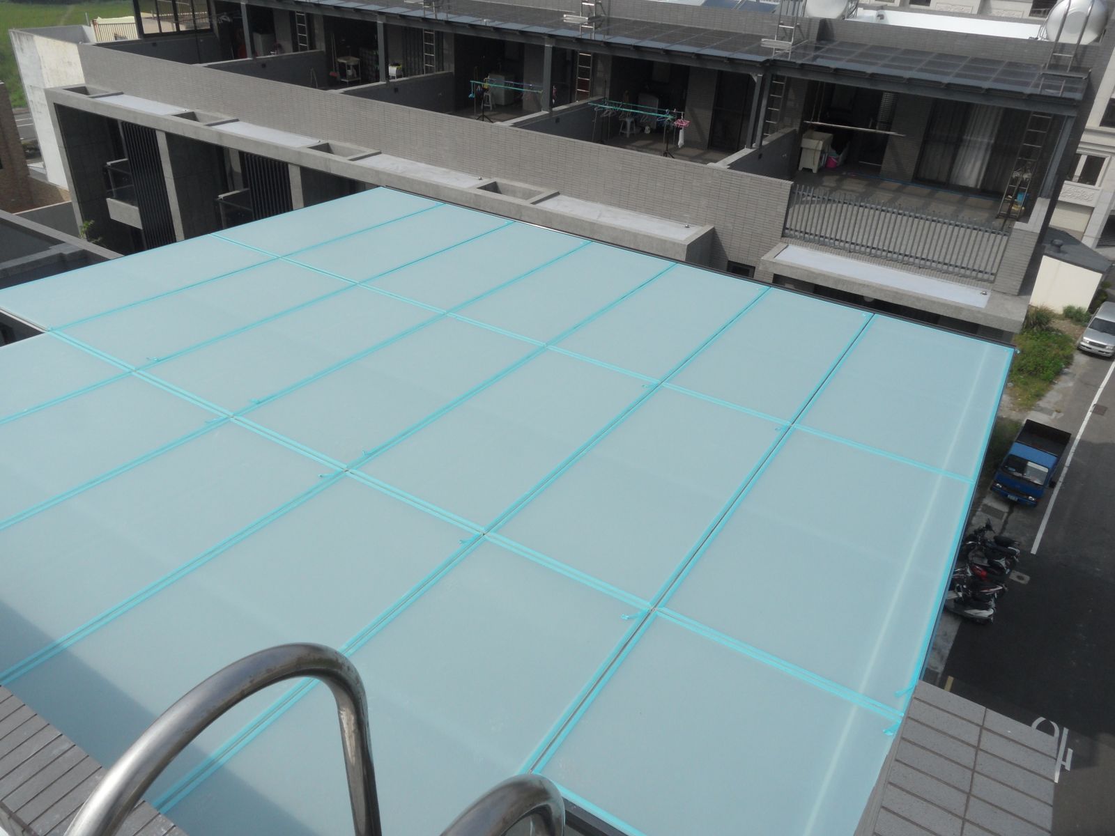 屋頂玻璃採用5+5白膜膠合玻璃~執著創新~~成就完美~~