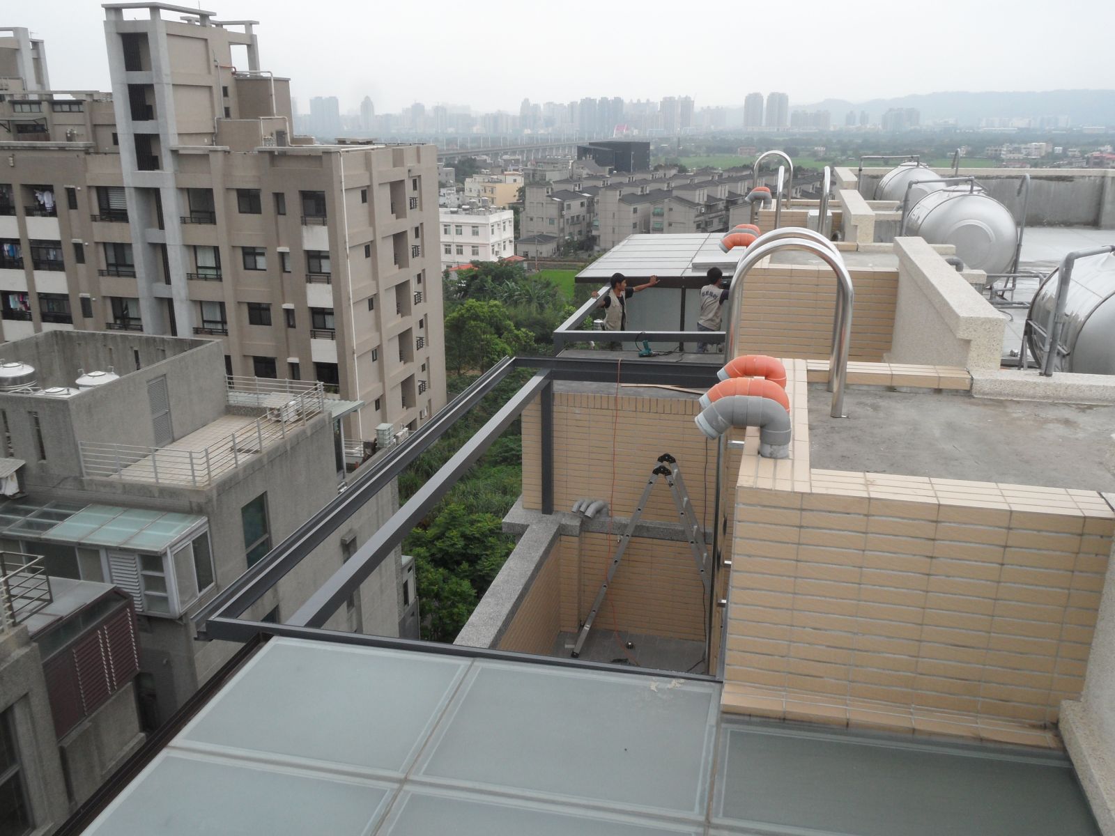 本工程為頂樓後陽台,材料顏色採用鐵灰色系列