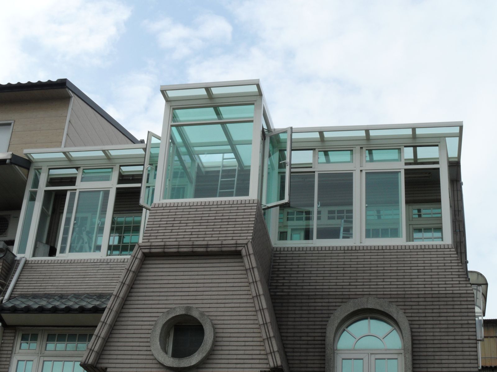 屋頂玻璃採用5+5交合白膜,