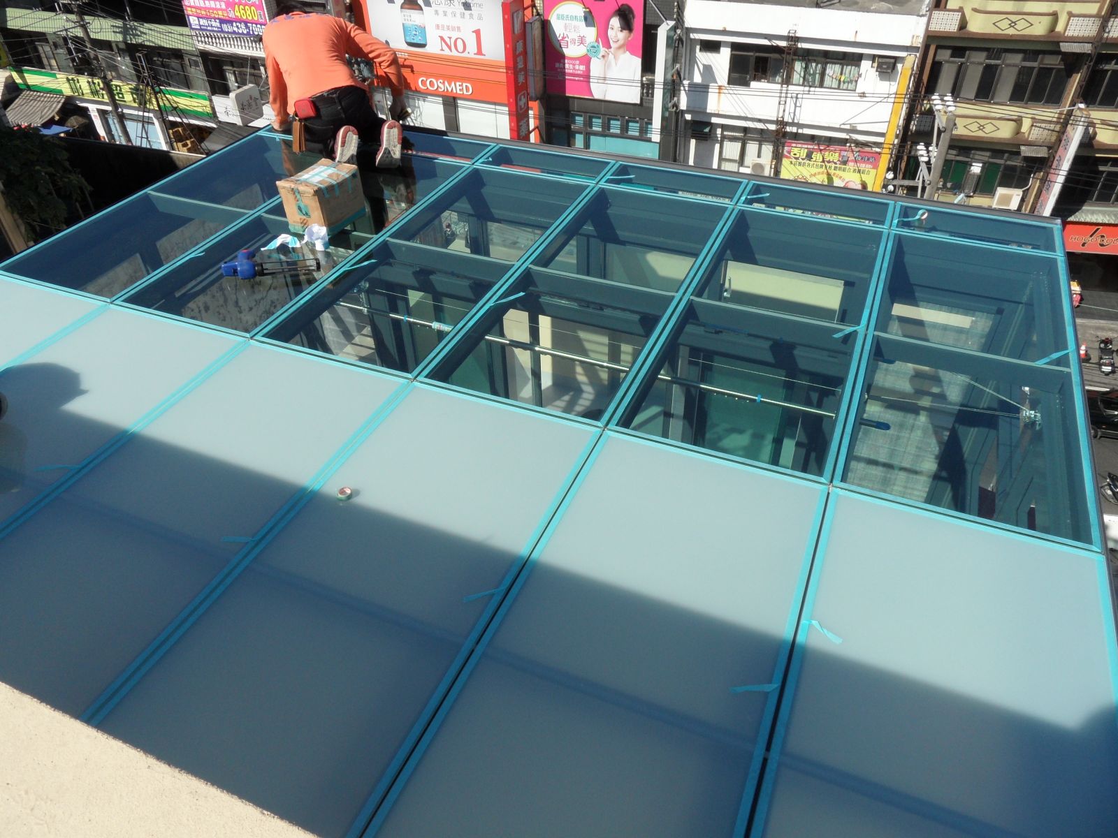 屋頂採用5+5膠合玻璃