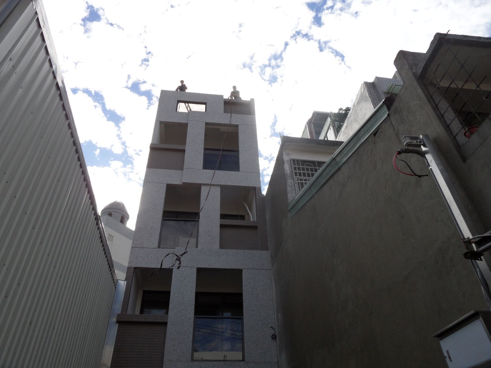 本工程位於頂樓,由於吊車無法進入採用傳統方式(人力)