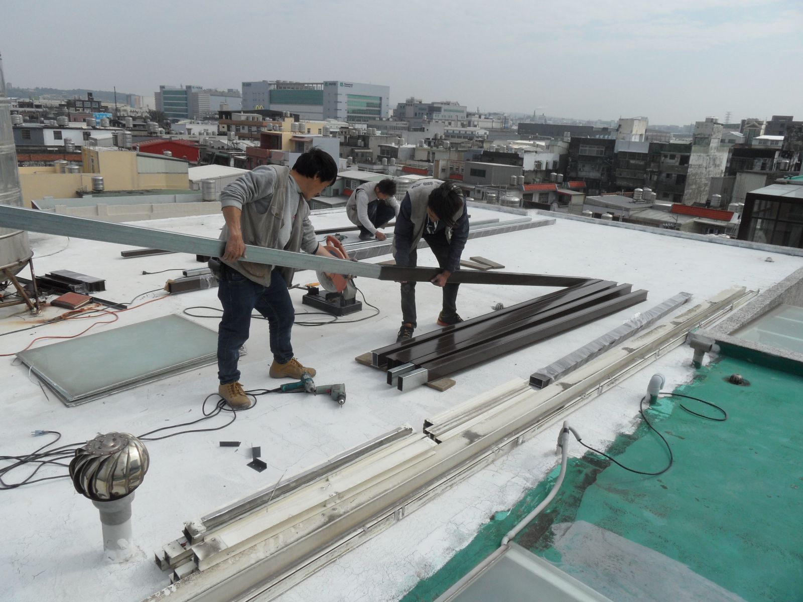 本工程位於頂樓陽台,將材料先吊至最頂樓屋凸,顏色採用咖啡,材質採用雙材質(鋁+鋼)
