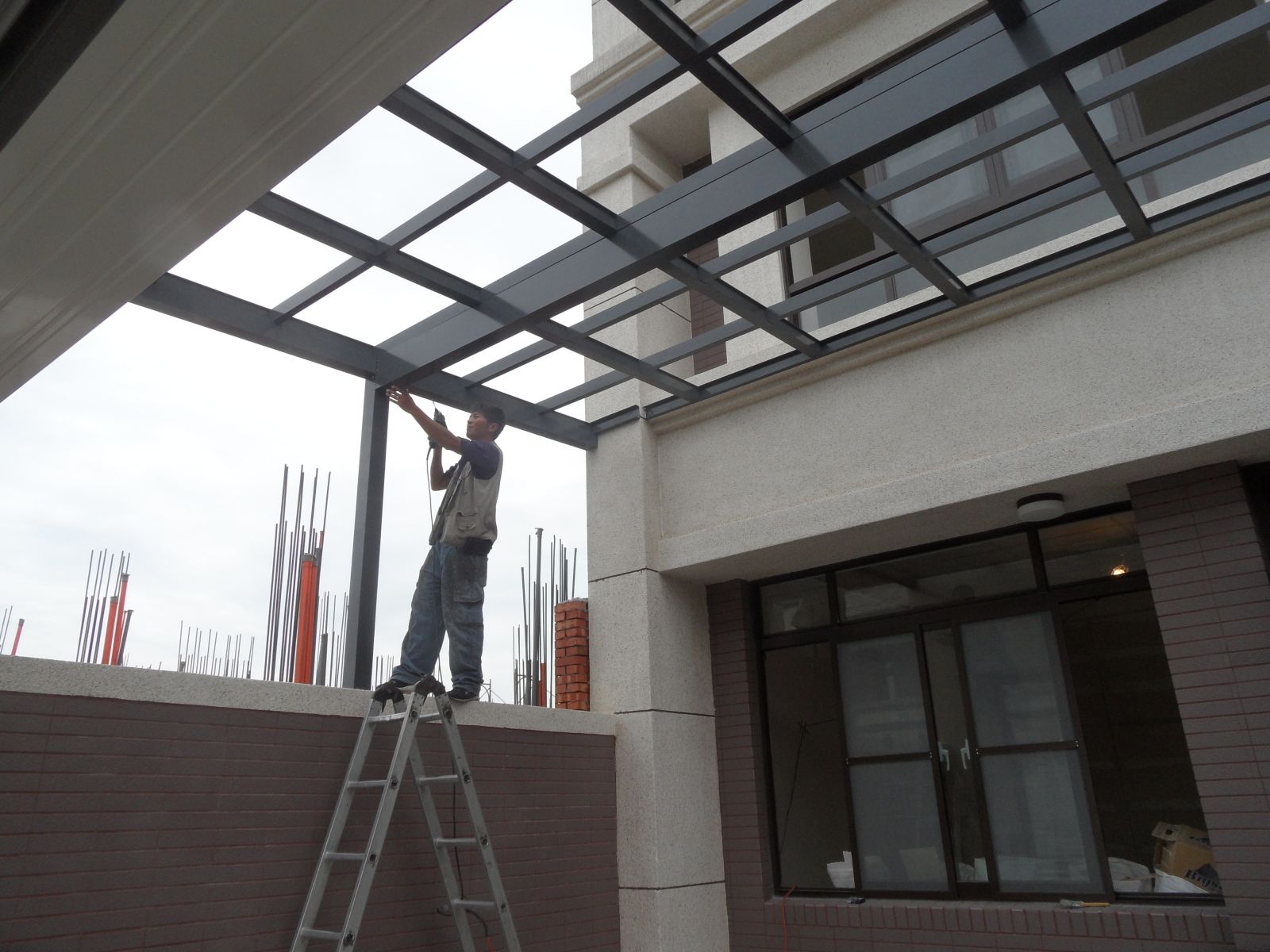 準備工作先將鋼管套入玻璃屋材料內,完整性雙架構之做法,橫樑採用10*20公分