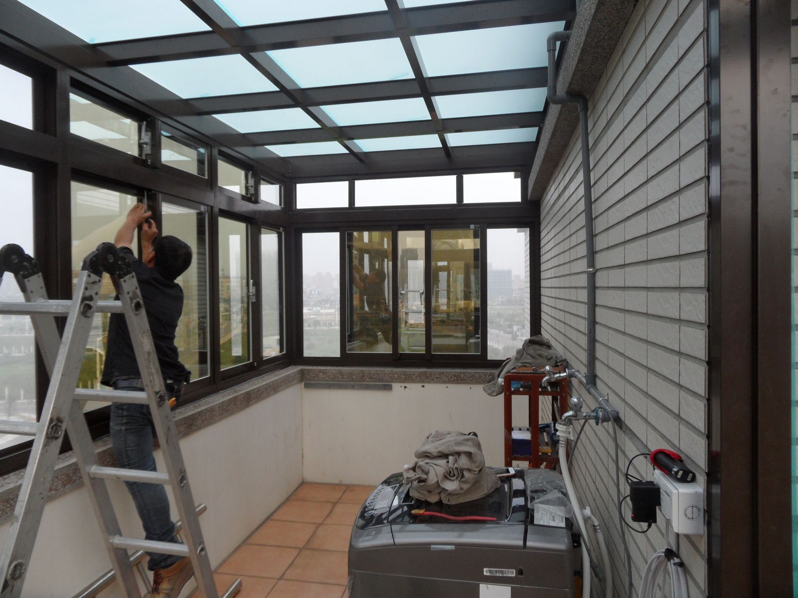 屋頂玻璃採用5+5白模膠合玻璃