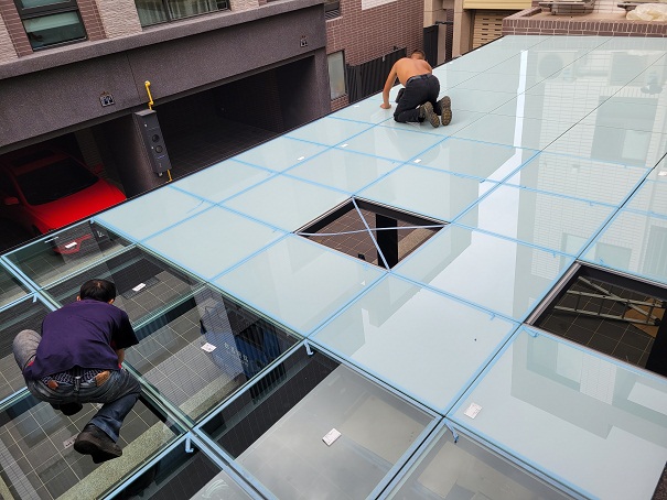 玻璃採用5+5膠合玻璃.白膜與透光隨客戶喜好做搭配
