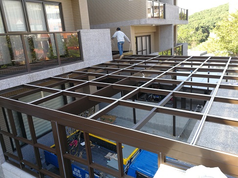 屋頂玻璃採用5+5膠合玻璃,前置作業..單面膠防震條貼於骨架材料上