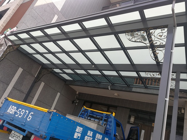 前樑左右一對鍛造支撐架,屋頂採用5+5膠合白膜玻璃,搭配局部透光區