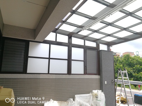 左右側固定窗豆腐格5mm噴砂強化搭配2組活動百葉窗