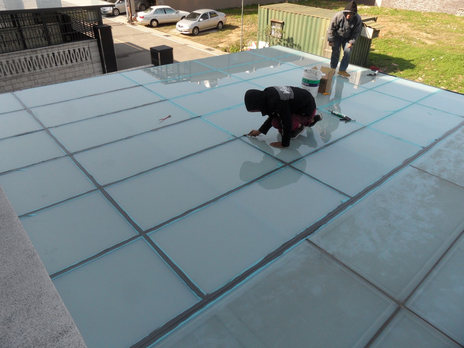 屋頂玻璃採用5+5膠合白膜,玻璃與玻璃間伸縮縫確實施打矽利康填滿