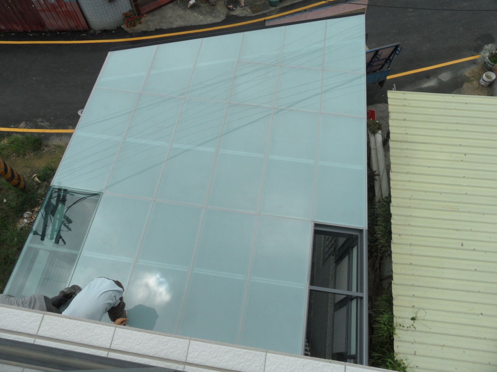 屋頂玻璃採用5+5膠合白膜玻璃左右2小區塊採用透光性