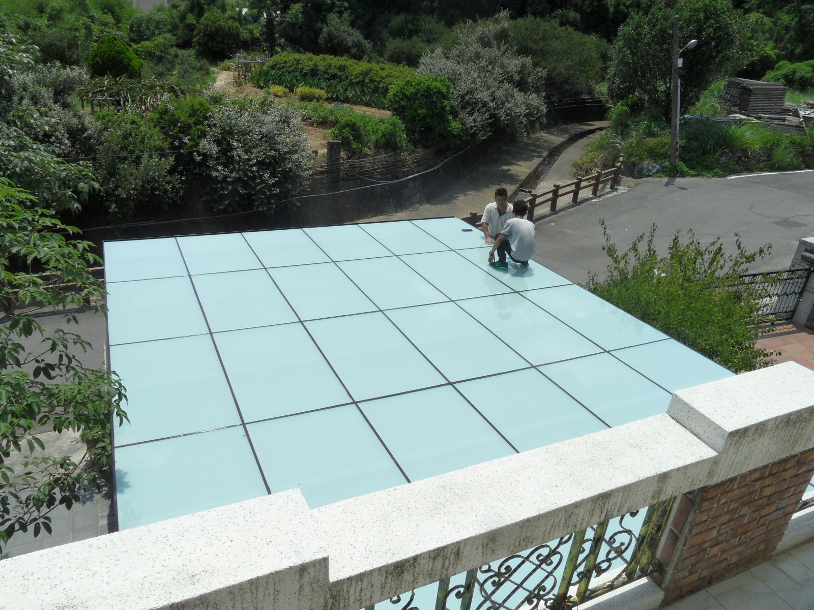 屋頂玻璃採用5+5強化膠合白膜玻璃,將玻璃與玻璃間伸縮縫確實填滿