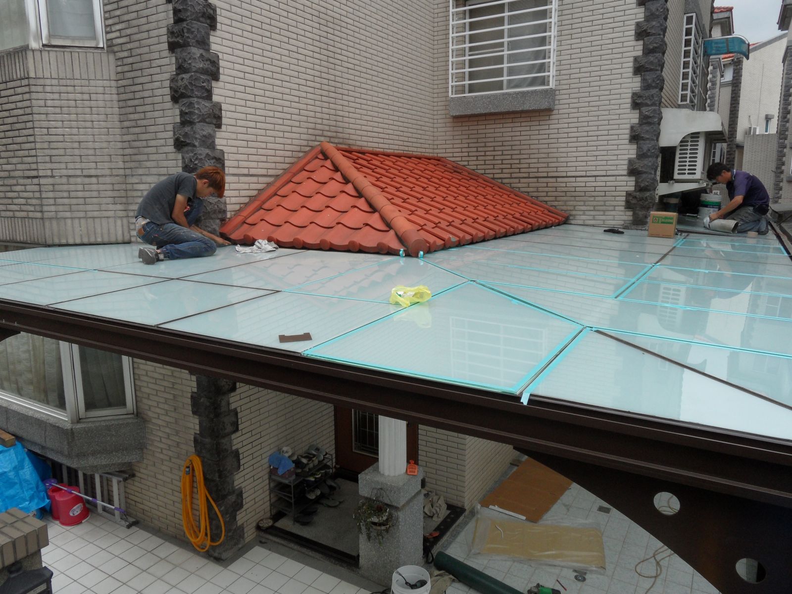 屋頂採用5+5膠合玻璃,玻璃與玻璃間隙約1公分伸縮縫灌滿矽利康