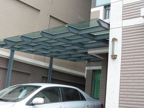 此H型鋼車庫玻璃屋.屋頂採用5光+5綠強化膠合玻璃.