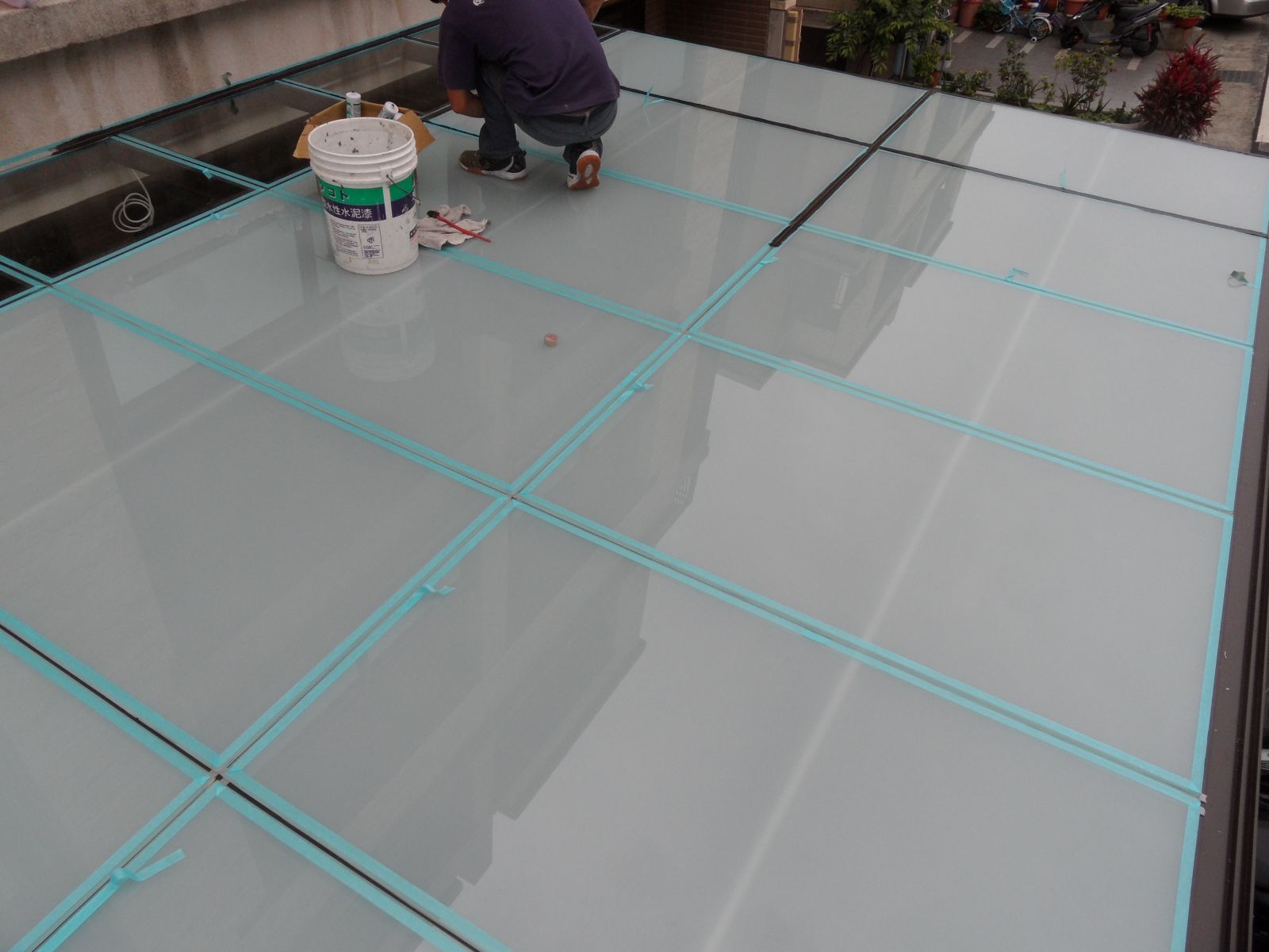 屋頂玻璃採用5+5膠合玻璃,以紙膠帶將玻璃四周黏貼