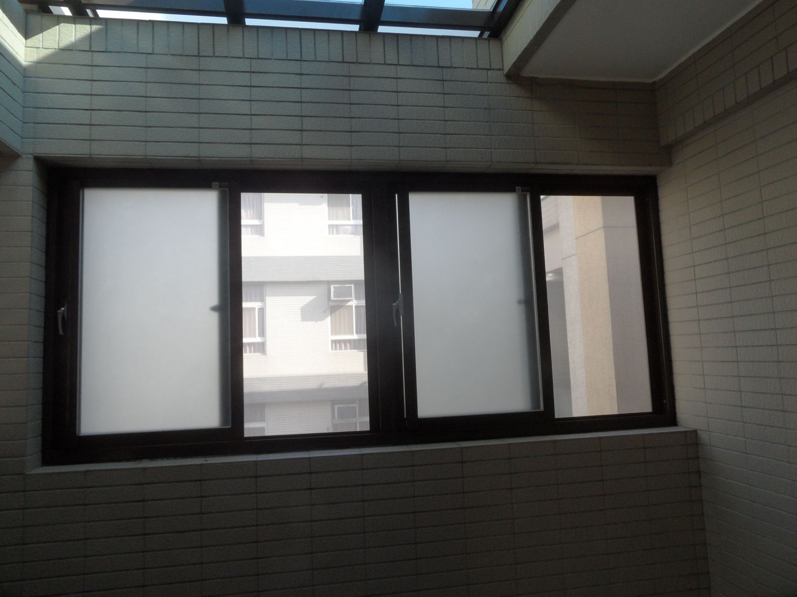 右側採用2組活動百葉(含紗窗)一組固定窗(5mm噴砂強化玻璃)