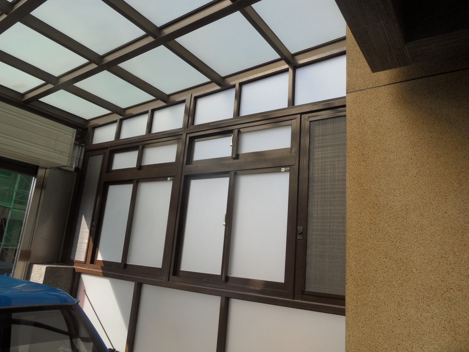 左側與隔壁採用固定窗豆腐格5mm噴砂強化玻璃