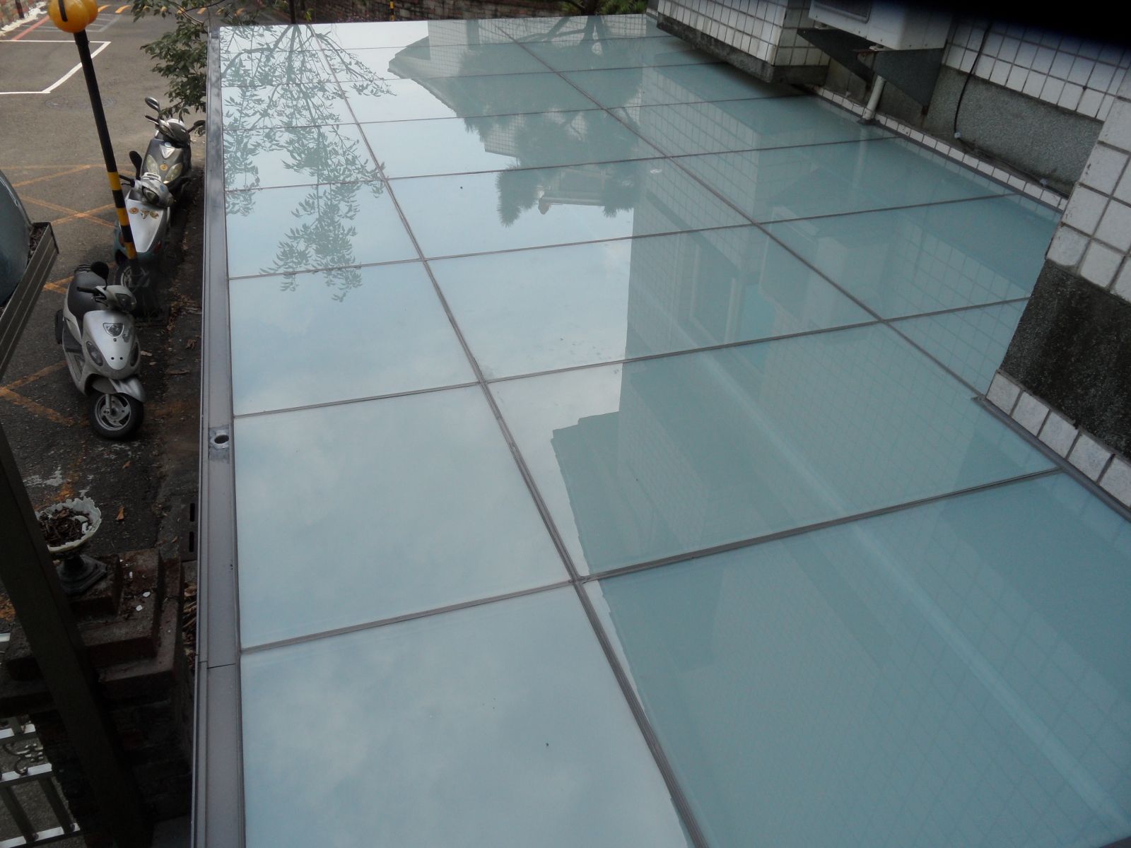 屋頂玻璃採用5+5白膜膠合玻璃