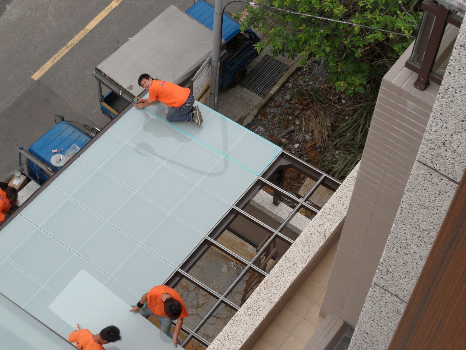 玻璃工程先將防震條貼於屋頂材料上.將玻璃以紙膠帶貼著在進行矽利康