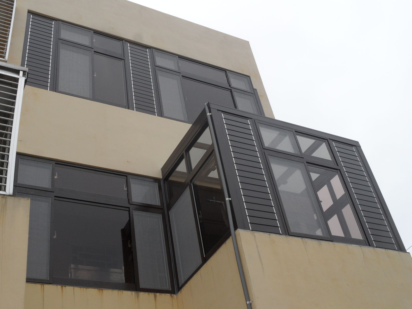 屋頂玻璃為5+5膠合玻璃,窗戶玻璃採用茶色強化玻璃