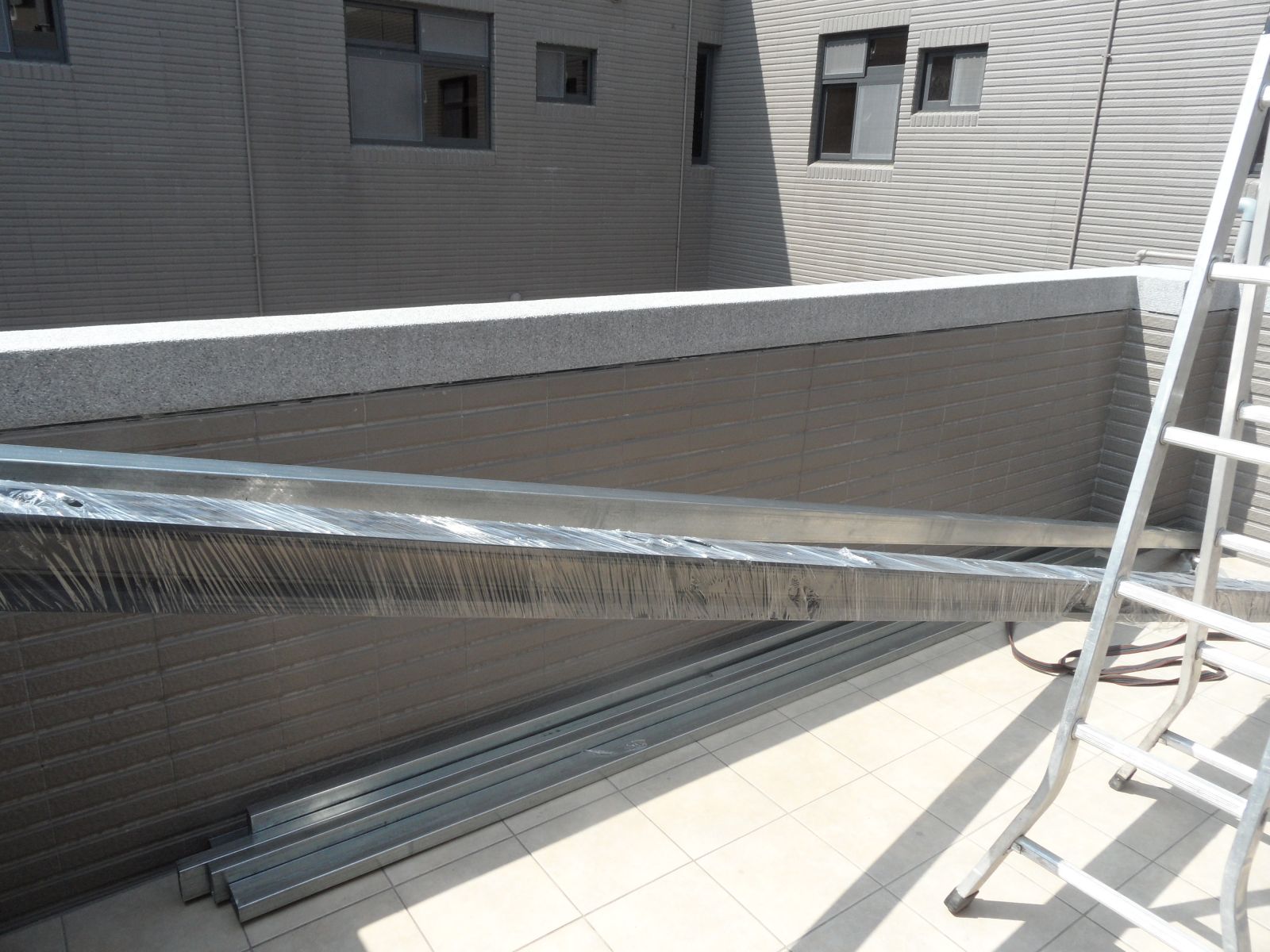 頂樓施做玻璃屋採光罩,將鋼材跟鋁料吊至頂樓
