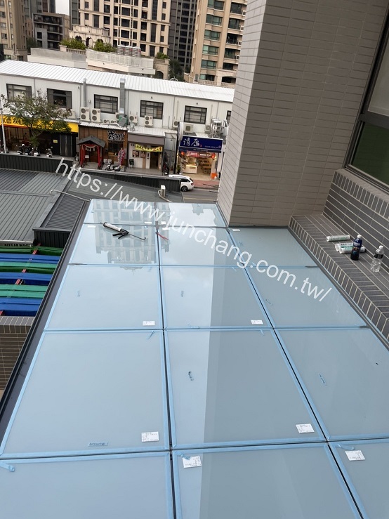 屋頂玻璃依客戶需求採用5+5膠合白膜白膜