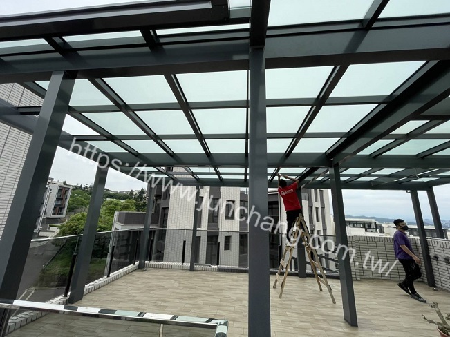 屋頂全採用5+5白膜膠合玻璃.加人孔滑蓋及活動掛勾式爬梯