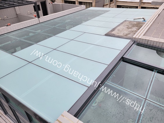 屋頂玻璃採用5+5膠合白膜玻璃搭配5光+5綠色透明膠合

加開人孔滑蓋